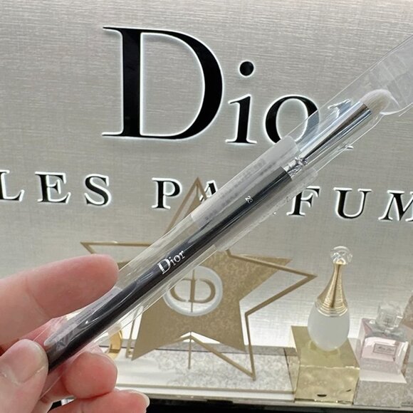 Dior Backstage Large Eyeshadow Blending Brush N° 23 - Authentic Brand New - Picture 3 of 4
